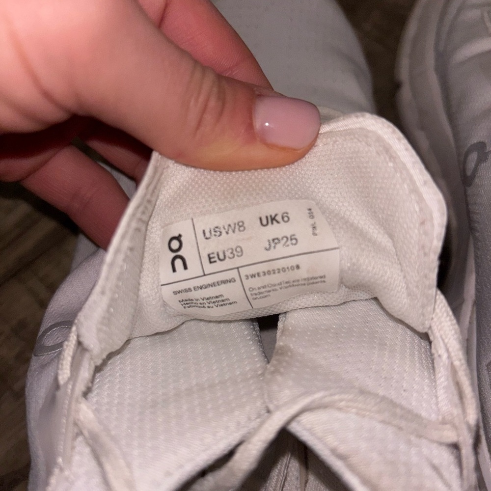 On Running - Cloudnova 2- Womens White Sneakers - size 8 - Picture 4 of 4